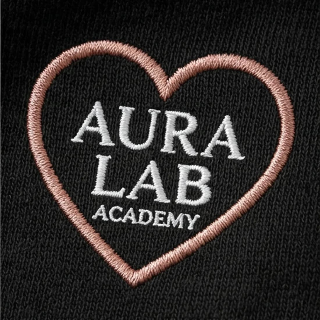 Вышитый герб AuraLab Academy: сердце с надписью